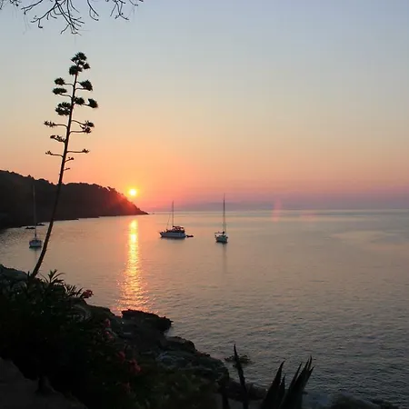 Fascinosa Casa Sul Mare In Posizione Mozzafiato 아파트